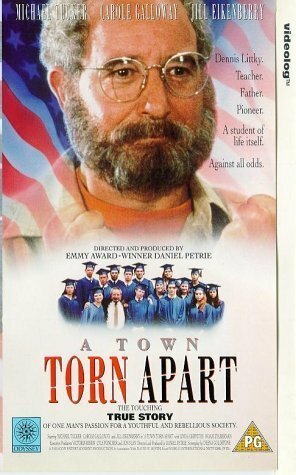«A Town Torn Apart» кадры фильма в хорошем качестве «A Town Torn Apart» кадры фильма в хорошем качестве