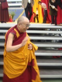 Фильм «Kommt ein Gott auf Besuch... Der Dalai Lama in Frankfurt» смотреть онлайн фильм в хорошем качестве 720p Фильм «Kommt ein Gott auf Besuch... Der Dalai Lama in Frankfurt» смотреть онлайн фильм в хорошем качестве 720p